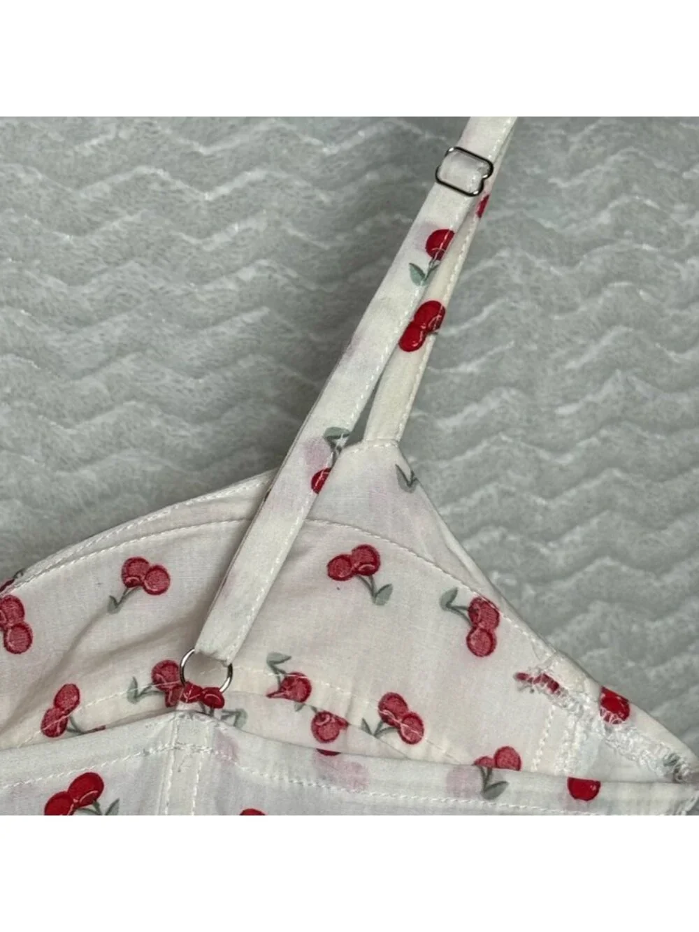 Crop Top - White and Red. - Picture 3 of 3